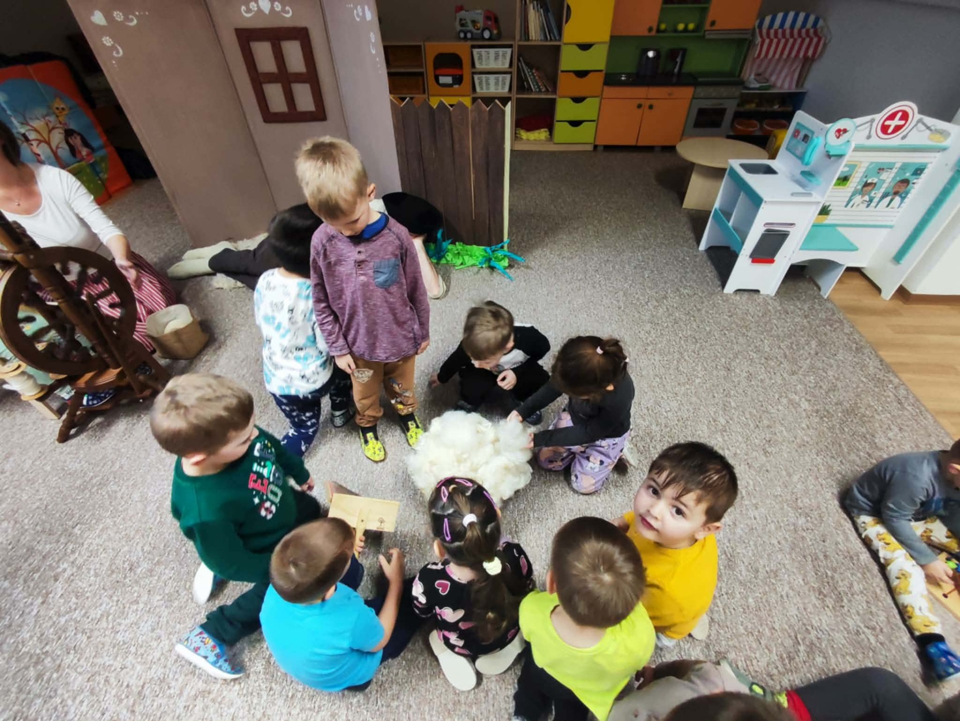 Deti rozvoľňujú vypratú ovčiu vlnu